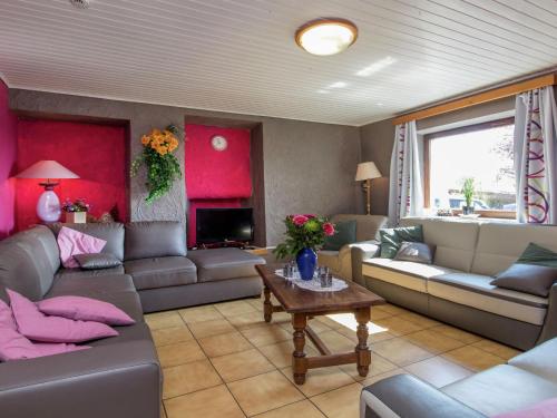 MontlebanWonderful Holiday Home in Montleban with Sauna的带沙发和桌子的大客厅