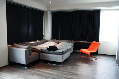 皮耶塔尔萨里Apartment in Jakobstad / Pietarsaari的客厅配有沙发和椅子