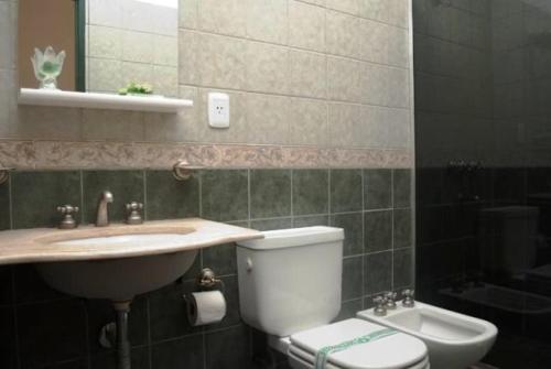 圣奥古斯汀镇芬卡拉美迪露娜酒店的一间带水槽、卫生间和镜子的浴室