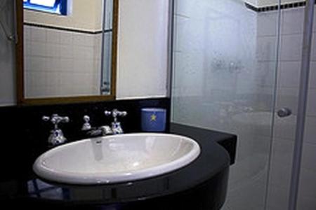 伊塔比里图Hotel Fazenda Caco de Cuia的一间带水槽和玻璃淋浴的浴室