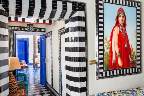 索维拉Salut Maroc!的墙上有一幅画女人的房间
