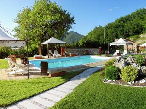 Detached house in Cagli with swimming pool and garden内部或周边的泳池