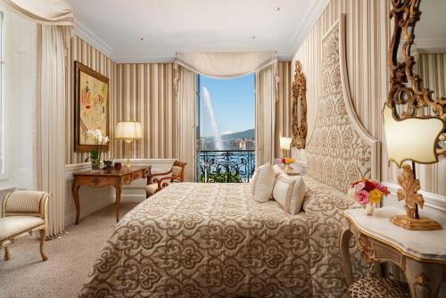 日内瓦丹格利特酒店的一间卧室配有一张床、一张书桌和一个窗户。