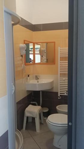都灵太阳月亮旅馆的一间带水槽和卫生间的浴室