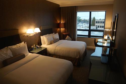 Homewood银行酒店的酒店客房设有两张床和窗户。