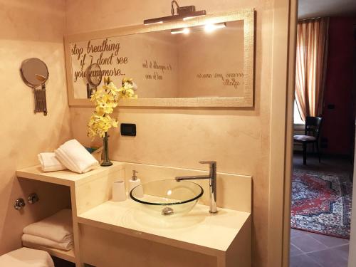 CastellʼAlferoLa Foresteria del Castello - Wellness Hotel in Dimora Storica的一间带水槽和镜子的浴室