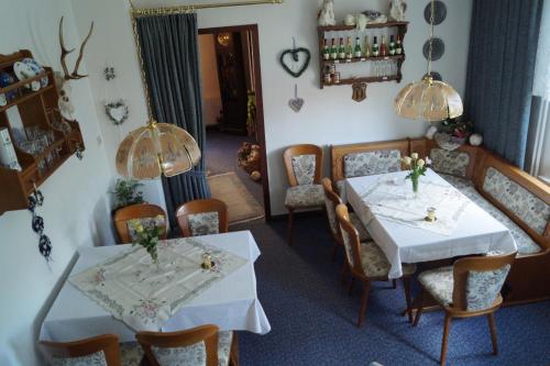圣安德里斯伯格加格怀特旅馆的一间带2张桌子和椅子的用餐室