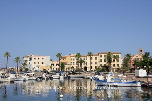 斯库索港Villa Riviera的一群船停靠在码头,有建筑物