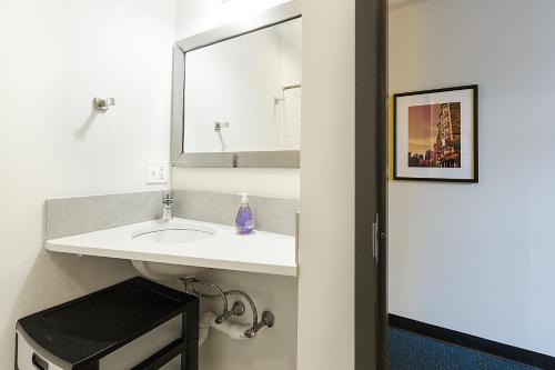波士顿Temple Place Suites的浴室设有白色水槽和镜子