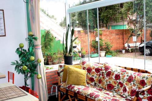 卡内拉Pousada Manu的带沙发和大窗户的客厅