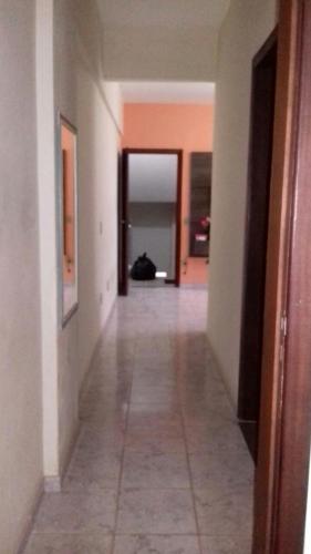 皮乌马Apartamento em Piúma-ES的一条空的走廊,走廊通往一个房间