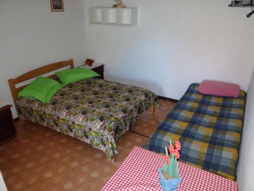 卡内拉Pousada Manu的一间小卧室,配有一张床和一张桌子