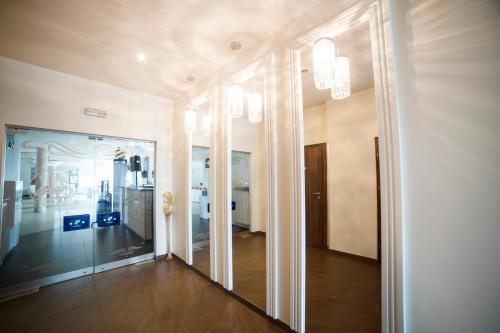 罗兹地区亚历山德鲁夫百利金酒店的一间带镜子的客厅和一个带房间的门厅