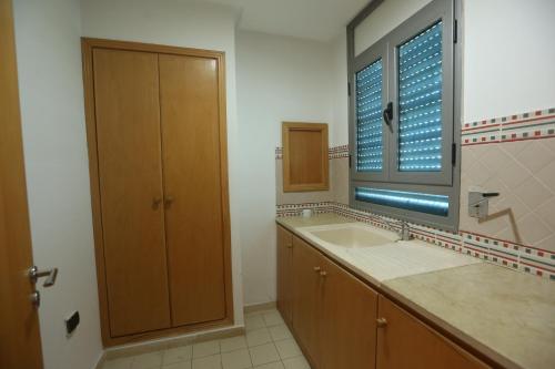 斯法克斯娜谢艾尔芳瑙酒店的一间带水槽和镜子的浴室以及窗户。