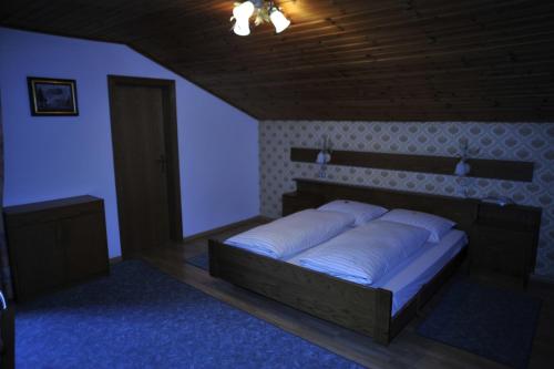 西兰德罗Pension Rita的蓝色客房中一间带床的卧室