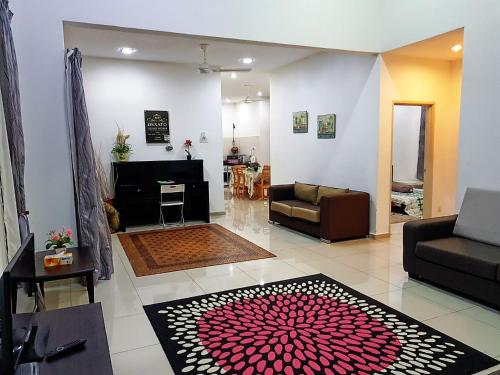 马六甲Siantan - Near Std Hang Jebat, Sg Udang & UITM Lendu的带沙发和红色地毯的客厅