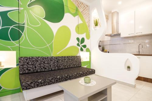 斯普利特Apartment Maleš的客厅设有长凳和绿色的墙壁