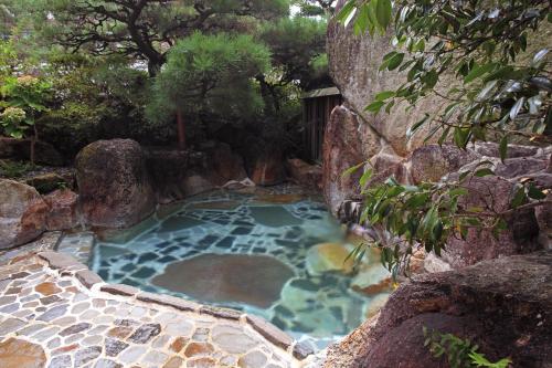 本宫阿度玛雅日式旅馆的岩石花园中的温泉