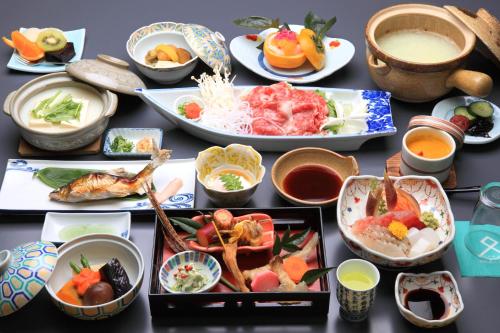 本宫阿度玛雅日式旅馆的餐桌,盘子上放着食物和碗