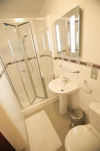 纽波特盖特威酒店的带淋浴、卫生间和盥洗盆的浴室