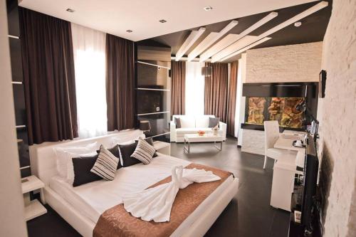 索科矿泉村索科特梅早餐酒店的一间带白色大床的卧室和一间客厅