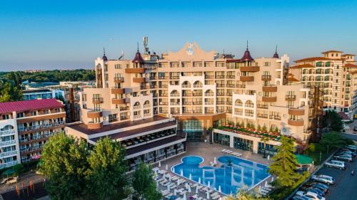 阳光海滩HI Hotels Imperial Resort - Ultra All Inclusive的享有带游泳池的大型建筑的空中景致