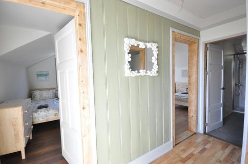 MattenJungfrau Family Holiday Home的一间卧室设有绿色条纹墙和镜子