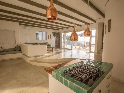 维兰库卢什Bahia Mar Beach House的客房内的厨房配有炉灶烤箱
