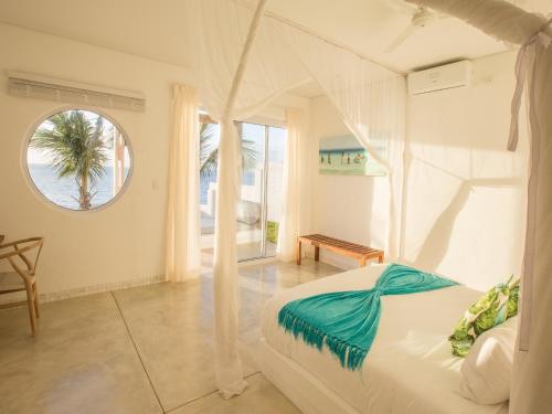 维兰库卢什Bahia Mar Beach House的卧室配有白色的床和窗户。