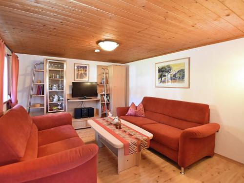 菲希塔赫瓦迪豪斯度假屋的客厅配有两张沙发和一台电视机
