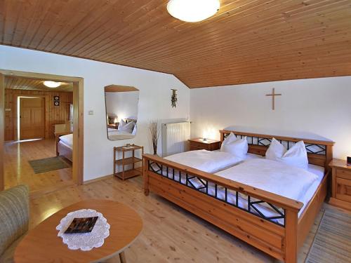 菲希塔赫瓦迪豪斯度假屋的卧室配有一张大床,墙上有十字架