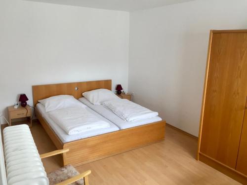 Schwabenheim施塔特美因茨酒店的一间卧室配有白色床单