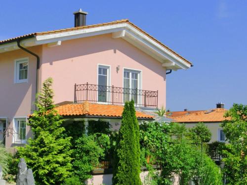 德根多夫Apartment near the river in Deggendorf Bavaria的粉红色的房子 - 带阳台