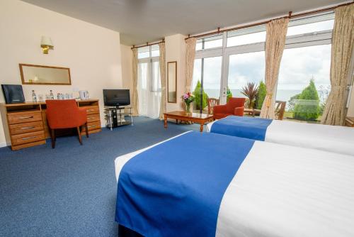 尚克林Ocean View Hotel的酒店客房设有两张床和电视。