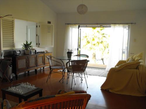 Anaura BayRangimarie Anaura Bay Beachstay的客厅配有桌椅和窗户。