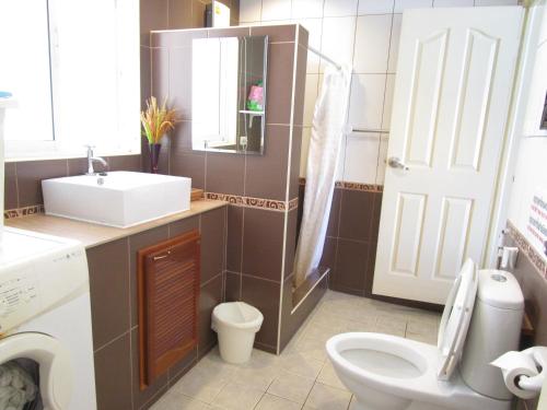 三百岭班西索姆别墅的一间带卫生间、水槽和镜子的浴室
