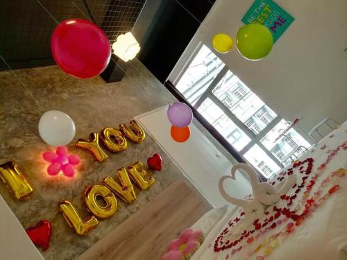金马仑高原弗洛拉普卢斯酒店的生日蛋糕,有爱情和气球
