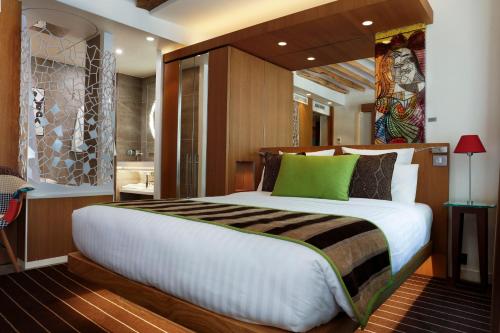 精选酒店客房内的一张或多张床位