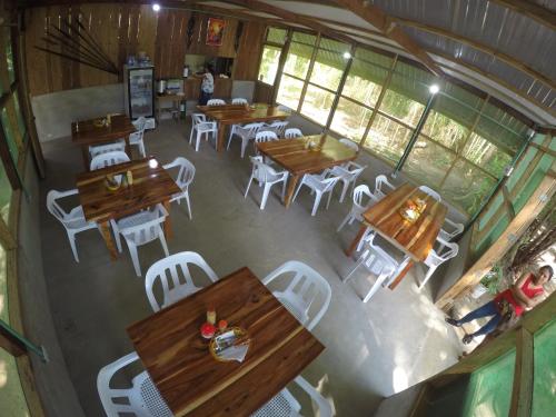 莱蒂西亚奥姆肖迪山林小屋的餐厅配有木桌和椅子,享有高空美景。