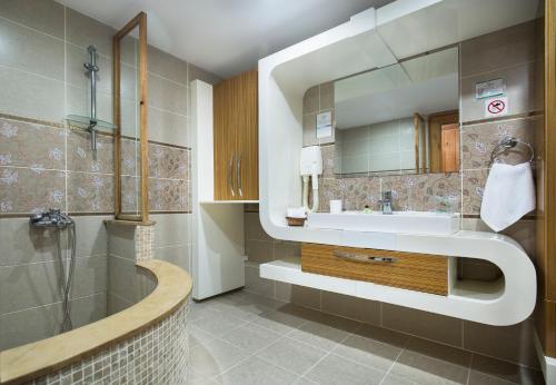 莱克斯河温泉酒店的一间浴室