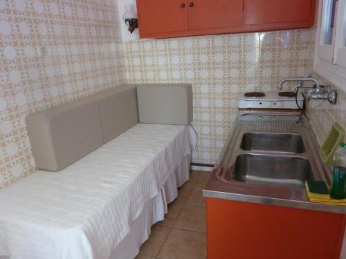 塞里福斯Villa Niki的一间带床和水槽的小厨房