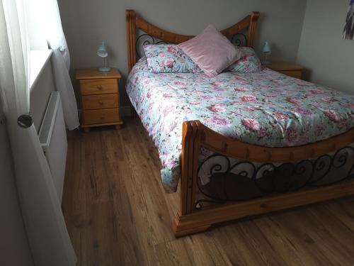杜林Island View Lodge的一间卧室配有一张床,铺有木地板