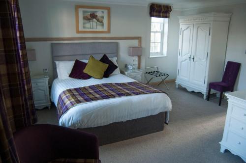 杜伦Castle View Guesthouse的一间卧室配有一张特大号床和黄色枕头