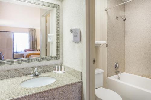 OnleyOnley Inn的一间带水槽、卫生间和镜子的浴室