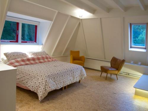 GlimmenBed & Breakfast Glimmen的一间卧室配有一张床和两把椅子