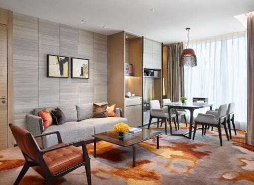 无锡无锡苏宁凯悦酒店的客厅配有沙发和桌子