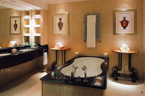 塞萨洛尼基塞萨洛尼基凯悦酒店的带浴缸和盥洗盆的大浴室