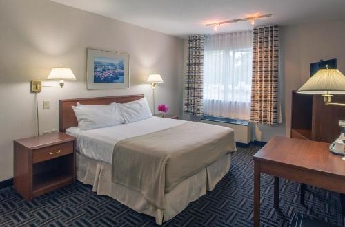 鲍威尔里弗鲍威尔河市镇中心酒店的配有一张床和一张书桌的酒店客房