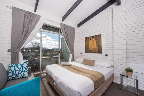 金德拜恩高山山墙公寓的一间卧室设有一张大床和一个窗户。