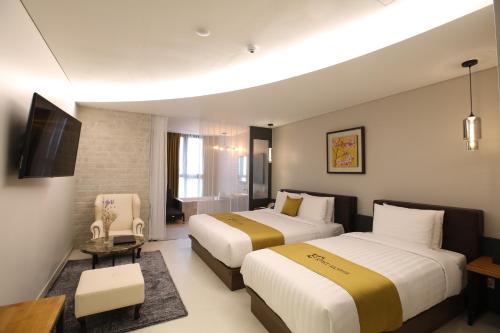 金浦雷斯特酒店的酒店客房设有两张床和电视。